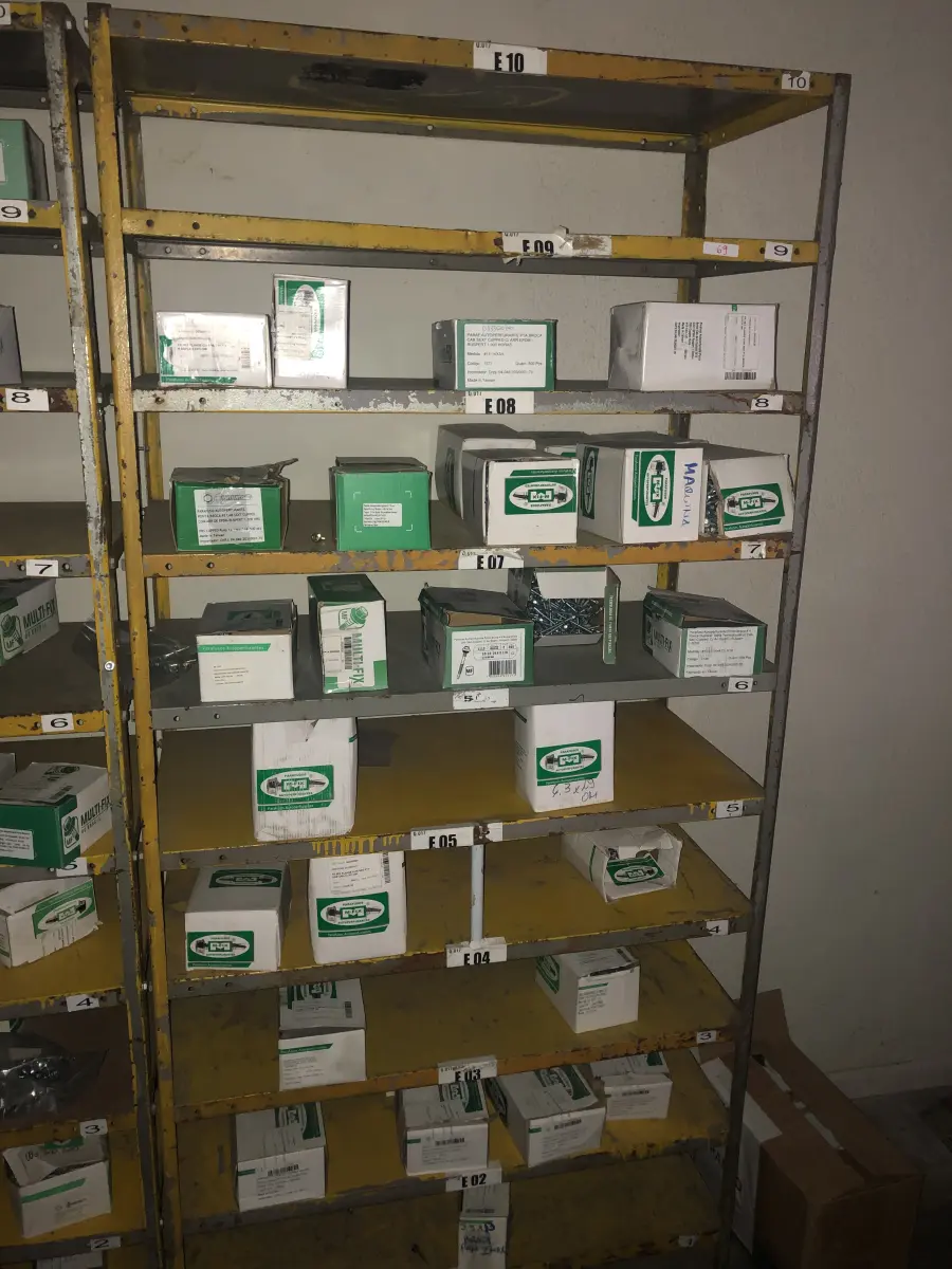 LOTE 069 - Lote com 3 prateleiras e parafusos de diversos modelos 