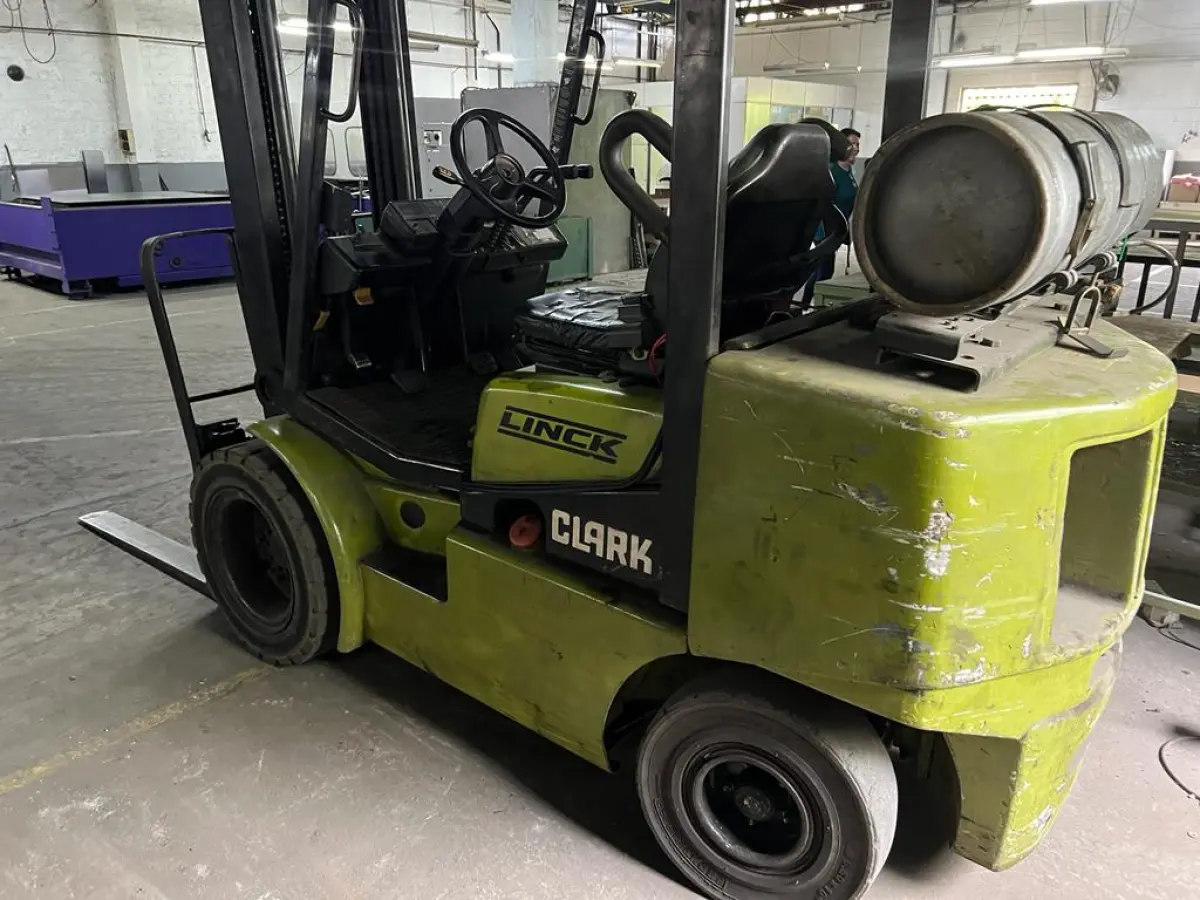 LOTE 126 - Empilhadeira a gas Clark Linck cor verde com botijão