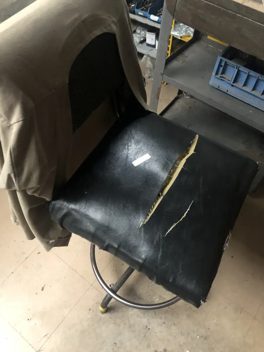 LOTE 077 - Lote com 2 mesas, 2 cadeiras altas,  