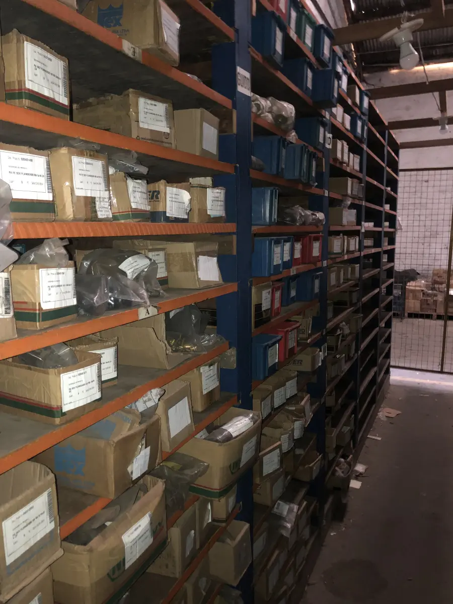 LOTE 001 - Lote grande com prateleiras de madeiras com parafusos, porcas, barras de ferro com rosca, pregos, chapinhas de fixação