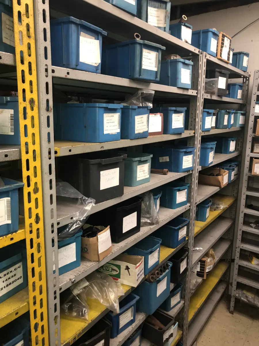 LOTE 071 - Lote com 11 prateleiras e parafusos de diversos modelos 