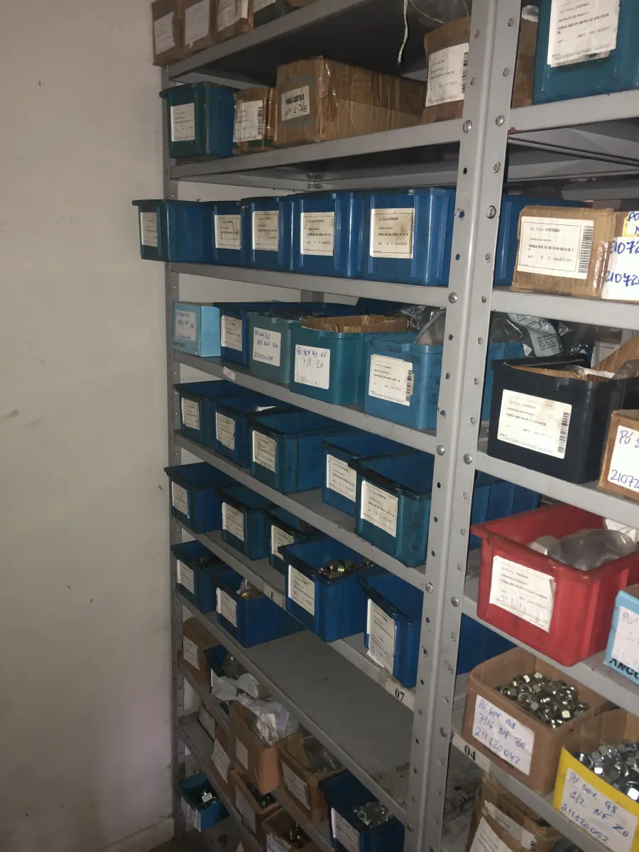 LOTE 065 - Lote com 7 prateleiras e diversos parafuos e arruelas e porcas 