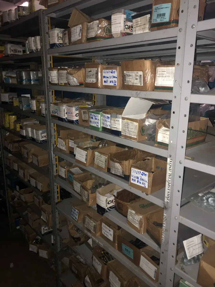 LOTE 071 - Lote com 11 prateleiras e parafusos de diversos modelos 