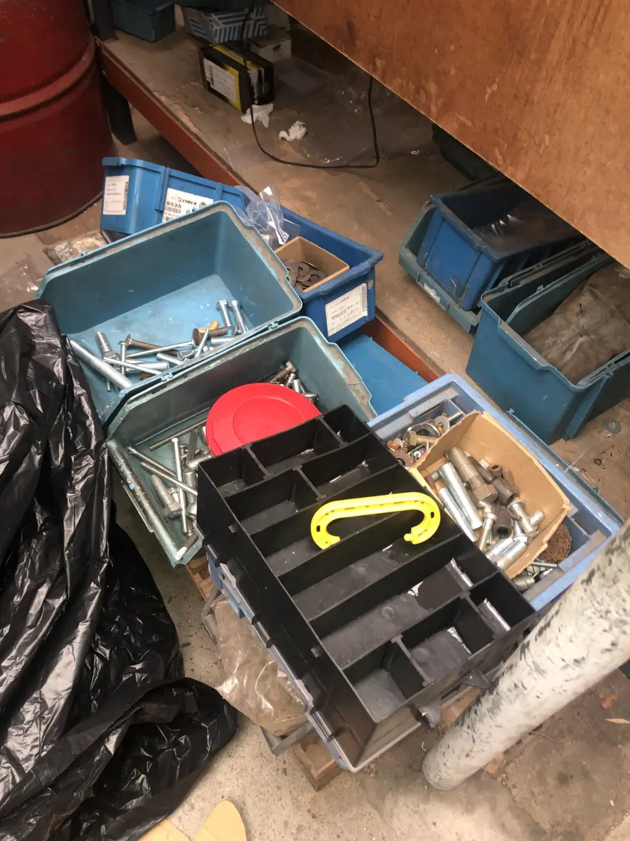 LOTE 076 - Lote com 5 prateleiras e poucos parafusos e caixas de parafusos 