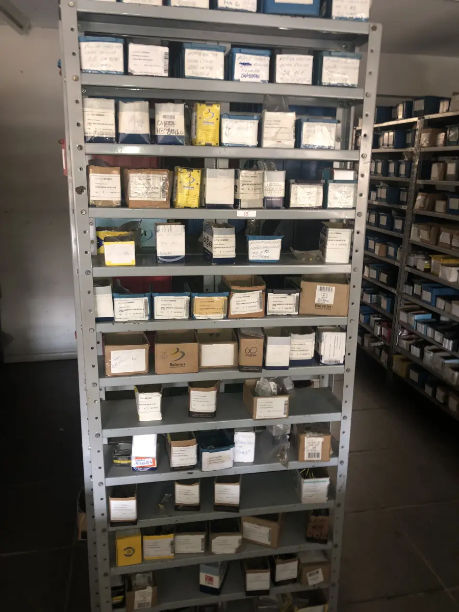 LOTE 065 - Lote com 7 prateleiras e diversos parafuos e arruelas e porcas 