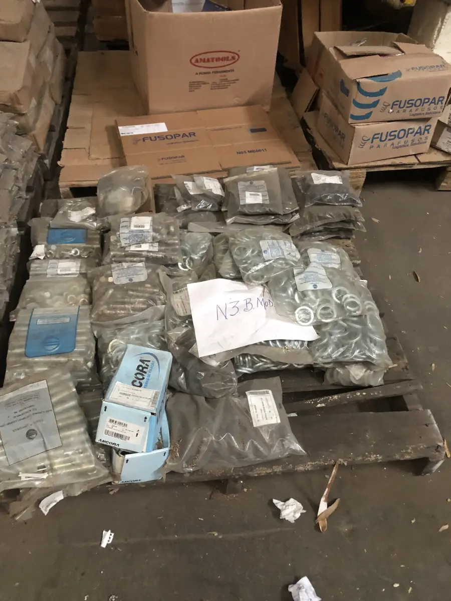 LOTE 001 - Lote com aproximadamente 56 paletes de parafusos, porcas, barras de ferro com rosca, pregos, chapinhas de fixação, aprox. 3.500kg