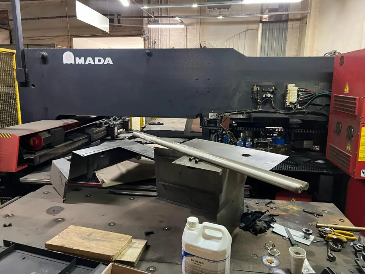 LOTE 001 - Máquina Puncionadeira marca Amada mod. AC 255 com conj de ferramentas