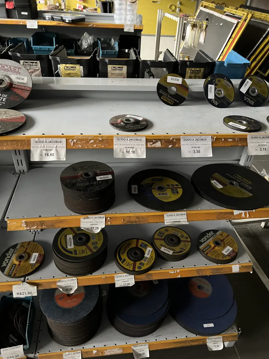 LOTE 025 - Lote com base para lampada, tomadas, T, tomada box, roscas, canaletas, interruptores, discos de corte, discos lixa, 