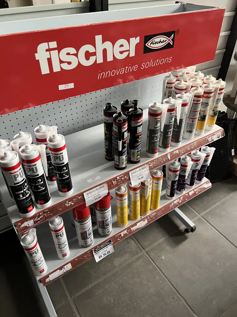 LOTE 035 - Lote com bisnagas de PU diversos modelos, movel expositor 