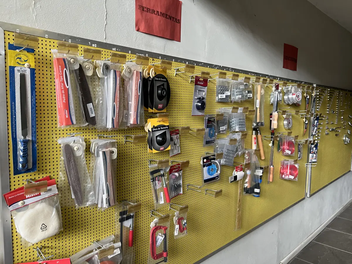 LOTE 042 - Lote com quador mostruario, silicone, linhas de nylon, serrote, martelo, disco de corte, pedra para retificas, regua, tesourão, mostra de modelos de parafusos, pedras de afiar, tampa de vaso, adaptador de mangueira, torneiras, trincha, rolo de pintura, capacetes de epi, oculos. 