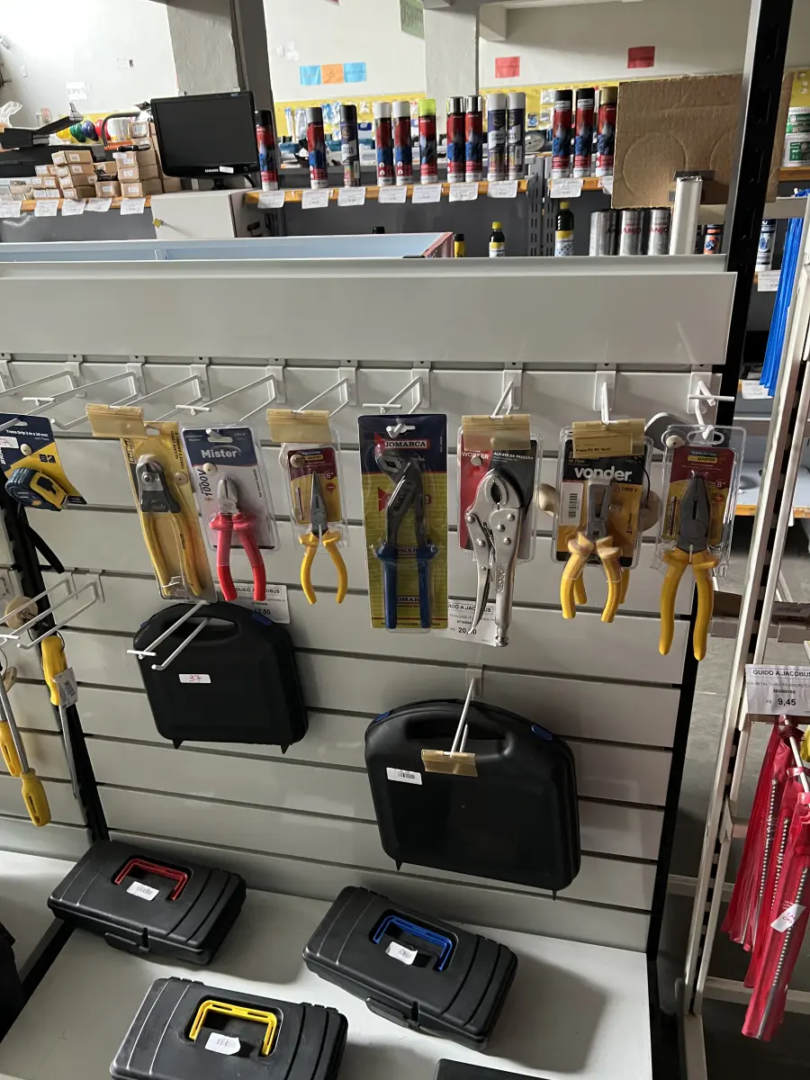 LOTE 037 - Lote com caixa de ferrementas, caixas plasticas, chave de fenda, chaces phillips, alicates de divesos tipos