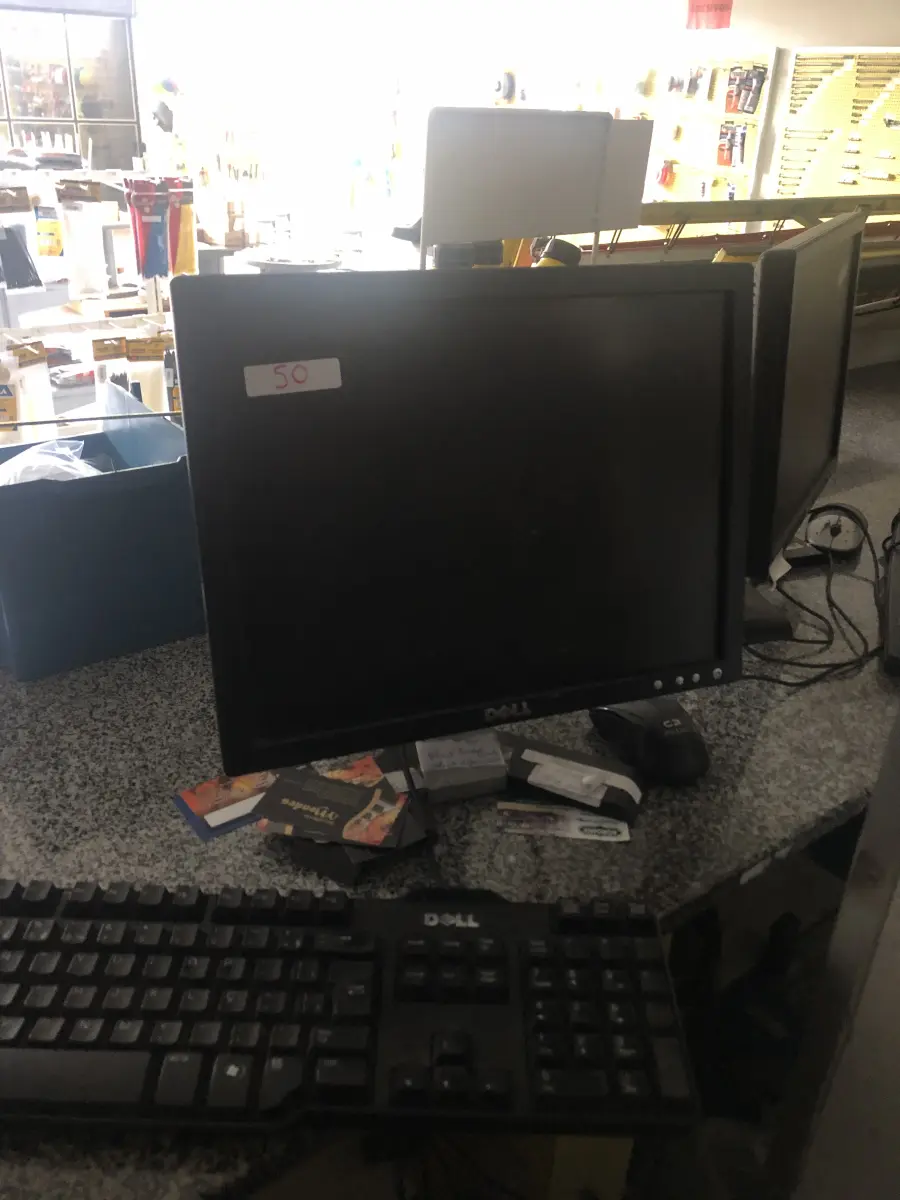 LOTE 050 - 2 Monitores Dell e 2 teclados 