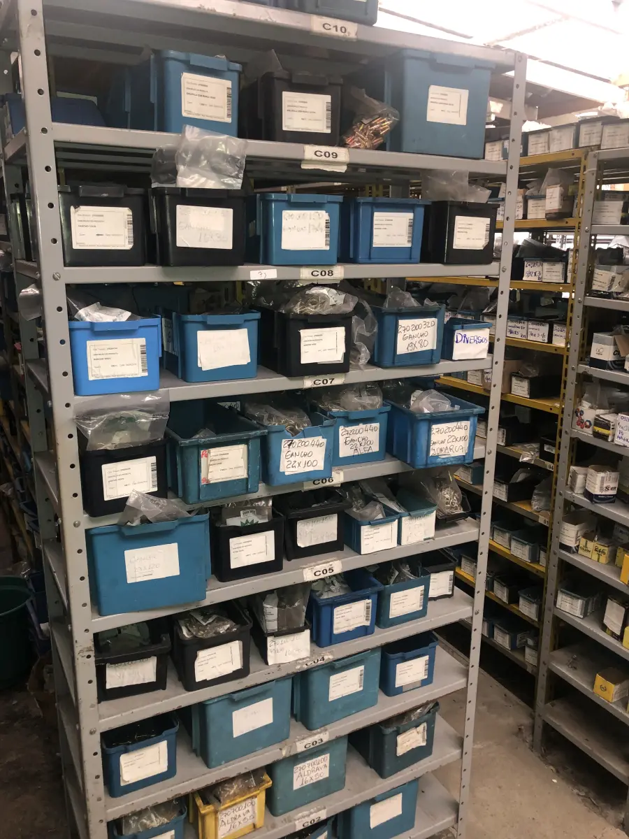 LOTE 073 - Lote com 11 prateleiras e parafusos de diversos modelos 