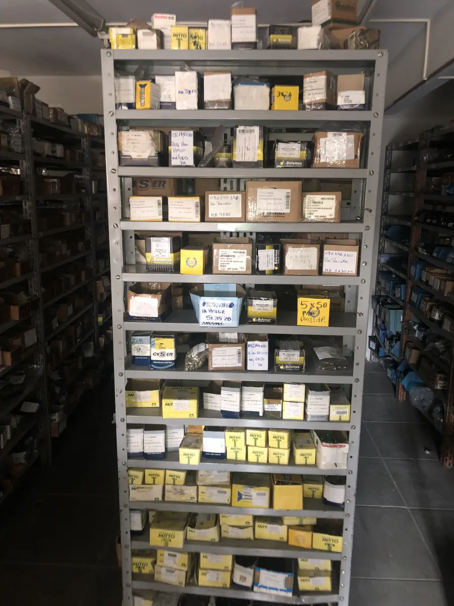 LOTE 067 - Lote com 7 prateleiras e diversos parafuos e arruelas e porcas 