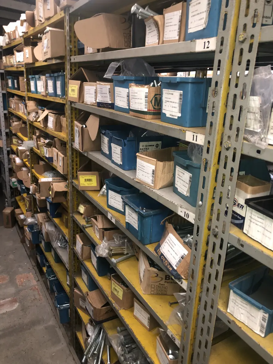 LOTE 074 - Lote com 12 prateleiras e parafusos de diversos modelos 