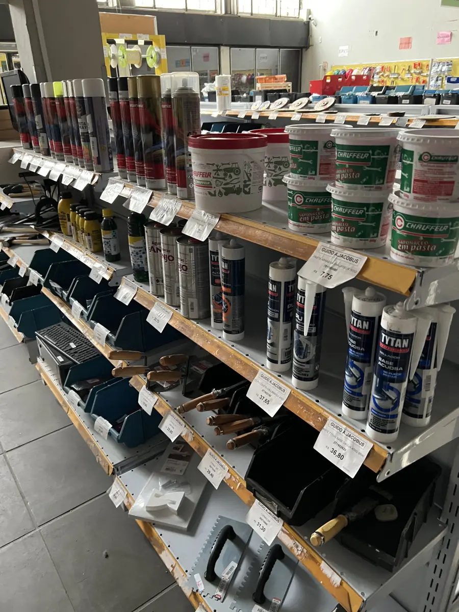 LOTE 032 - Lote de tinta spray, convertedor de ferrugem, espatulas, colheres de pedreiro, aguarrás, pasta abrasiva, cola PU, 