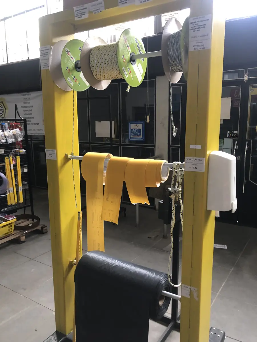 LOTE 011 - lote com rolo de corda, rolos de lixa, rolo de lona preta, estante com suporte para rolo