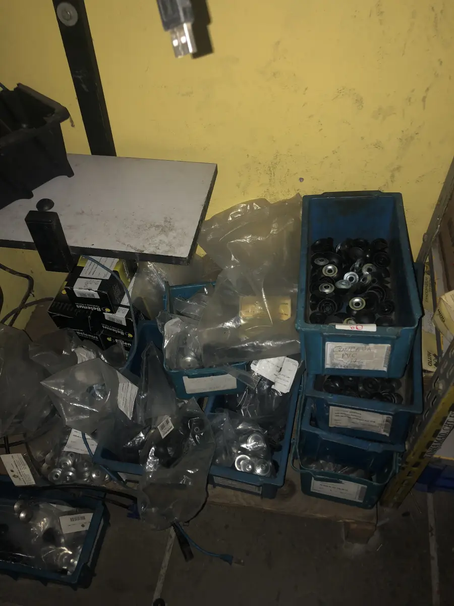 LOTE 060 - Lote de arruelas com pvc, 2 prateleiras baixas com parafusos diversos 