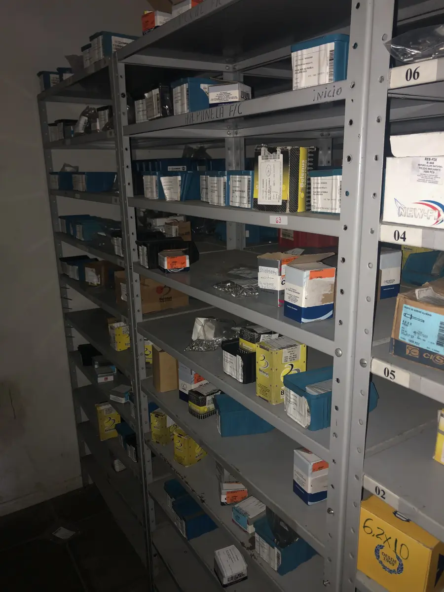 LOTE 063 - Lote com 7 prateleiras e diversos parafuos e arruelas e porcas 