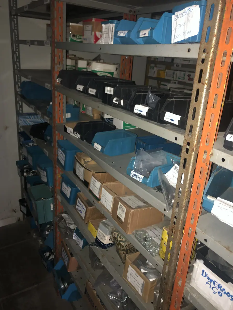 LOTE 068 - Lote com 3 prateleiras e parafusos de diversos modelos 