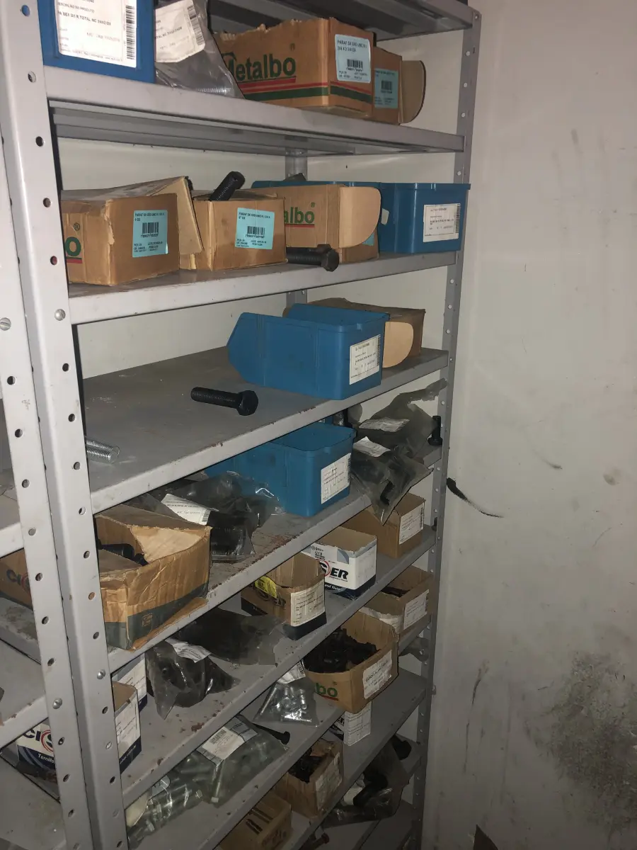 LOTE 070 - Lote com 5 prateleiras e parafusos de diversos modelos 