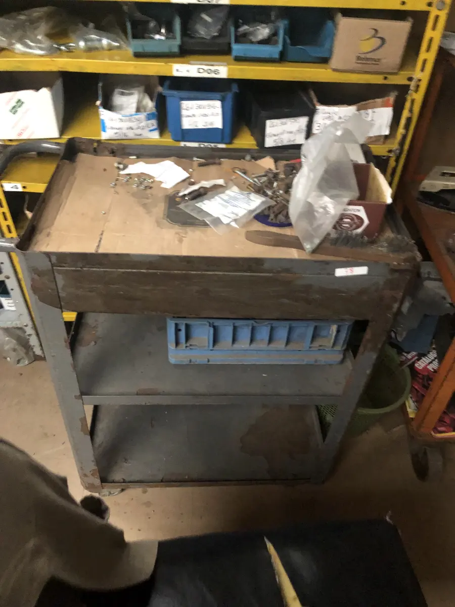 LOTE 078 - Lote com 2 prateleiras com parafusos, 2 carrinhos de com parafusos e prateleira 