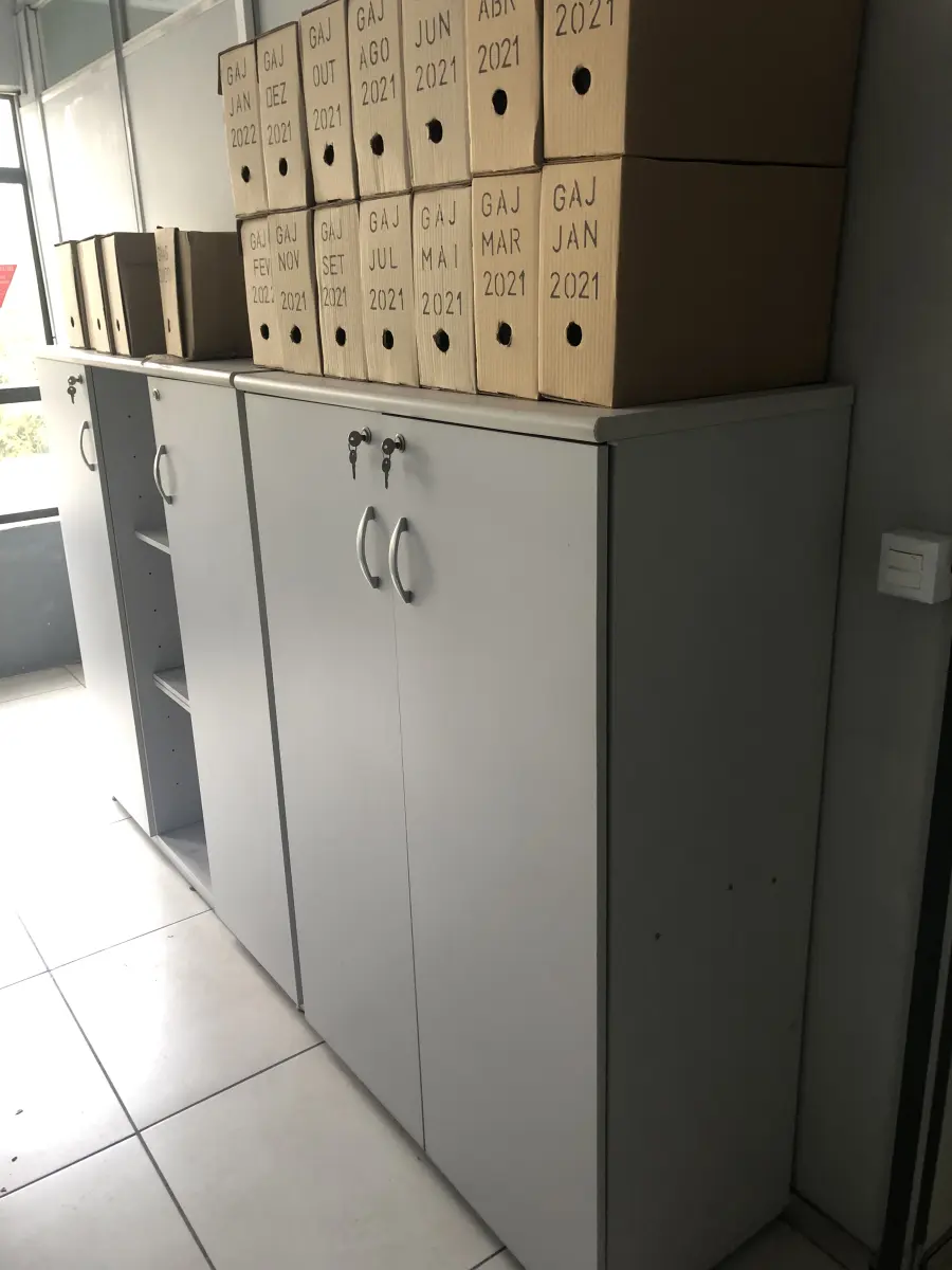 LOTE 081 - Lote com armario 2 portas, armario 2 portas mais prateleira, estação de trabalho com 6 lugares, 2 cadeiras, 2 mesas em L, armario baixo 2 portas, frigobar, reck