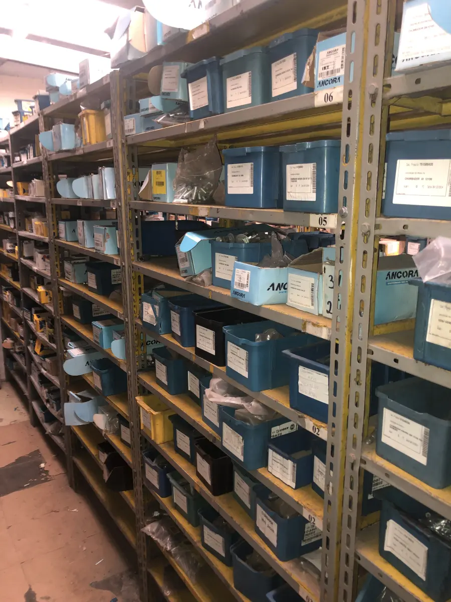 LOTE 073 - Lote com 11 prateleiras e parafusos de diversos modelos 