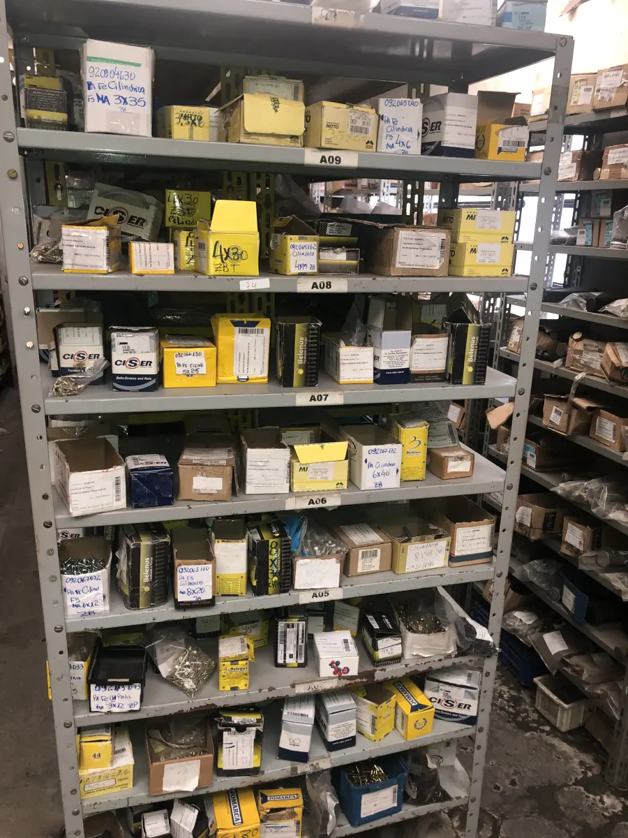 LOTE 074 - Lote com 12 prateleiras e parafusos de diversos modelos 