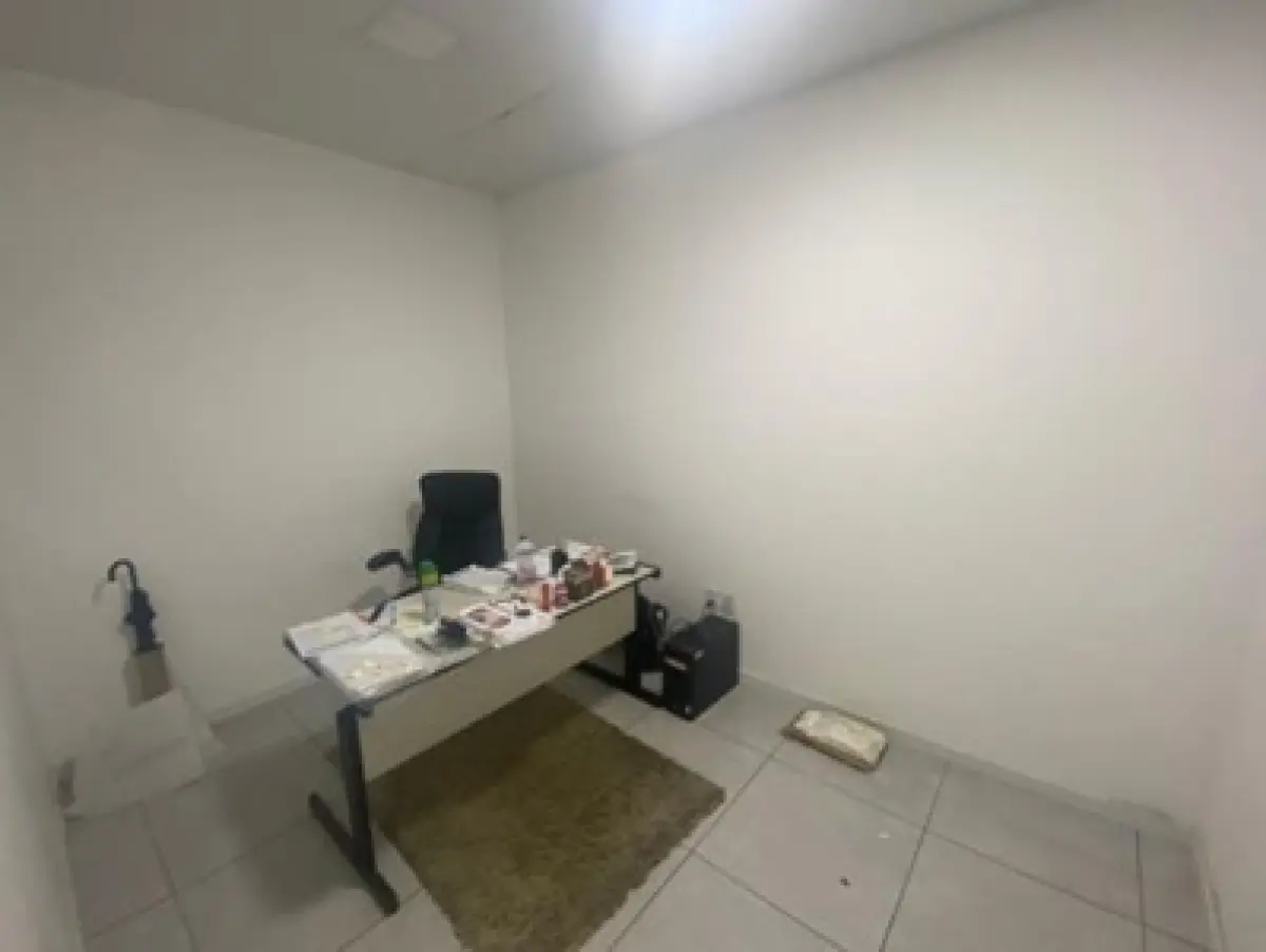 LOTE 026 - 1 poltrona de escritório