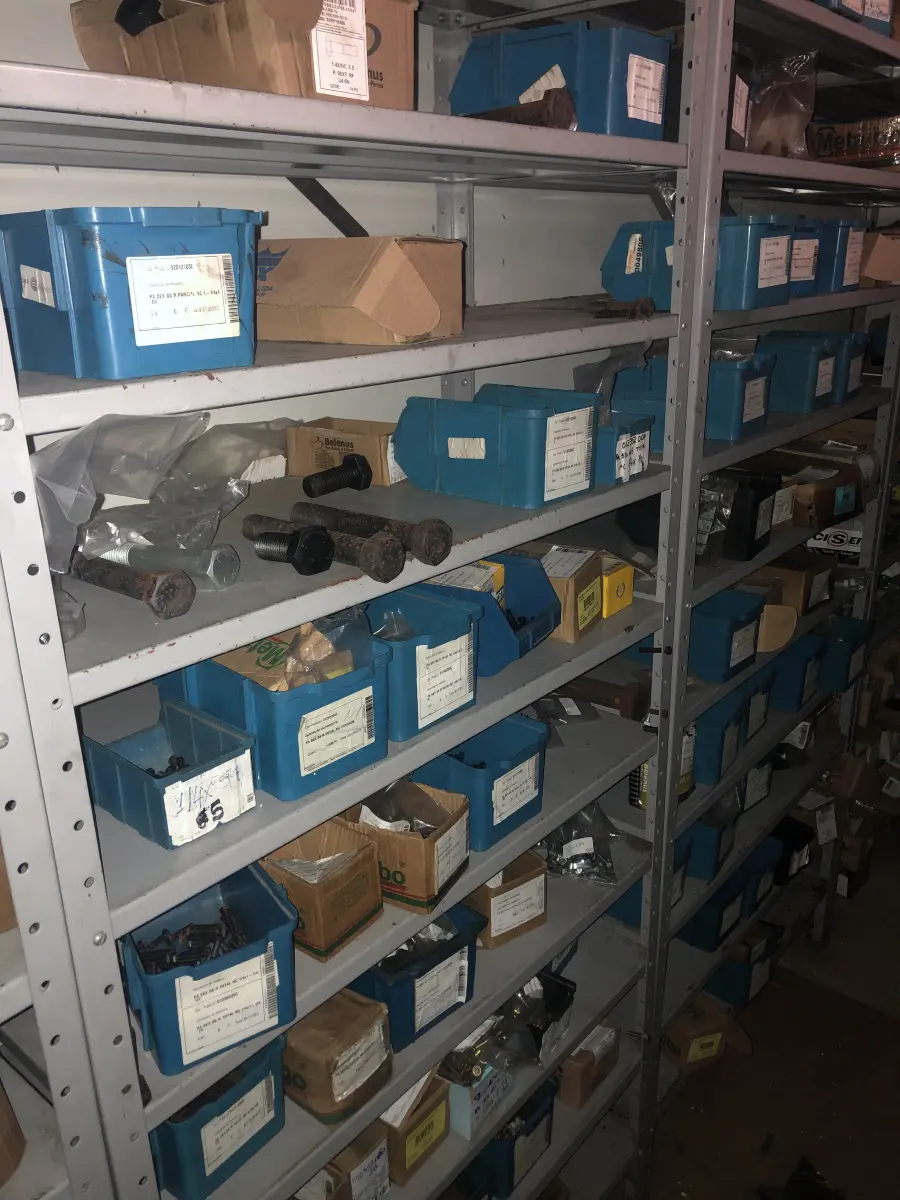 LOTE 070 - Lote com 5 prateleiras e parafusos de diversos modelos 