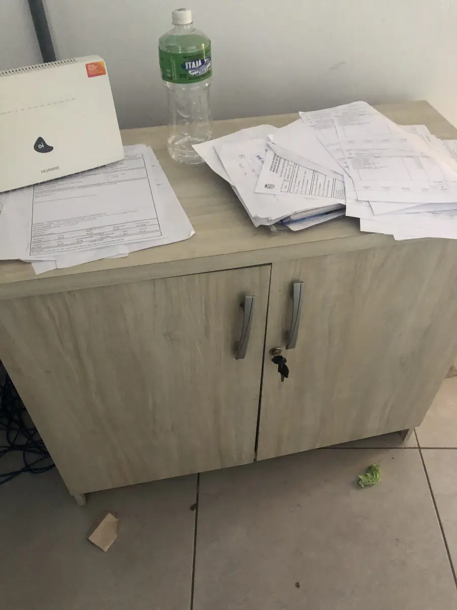 LOTE 012 - 1 armário pequeno