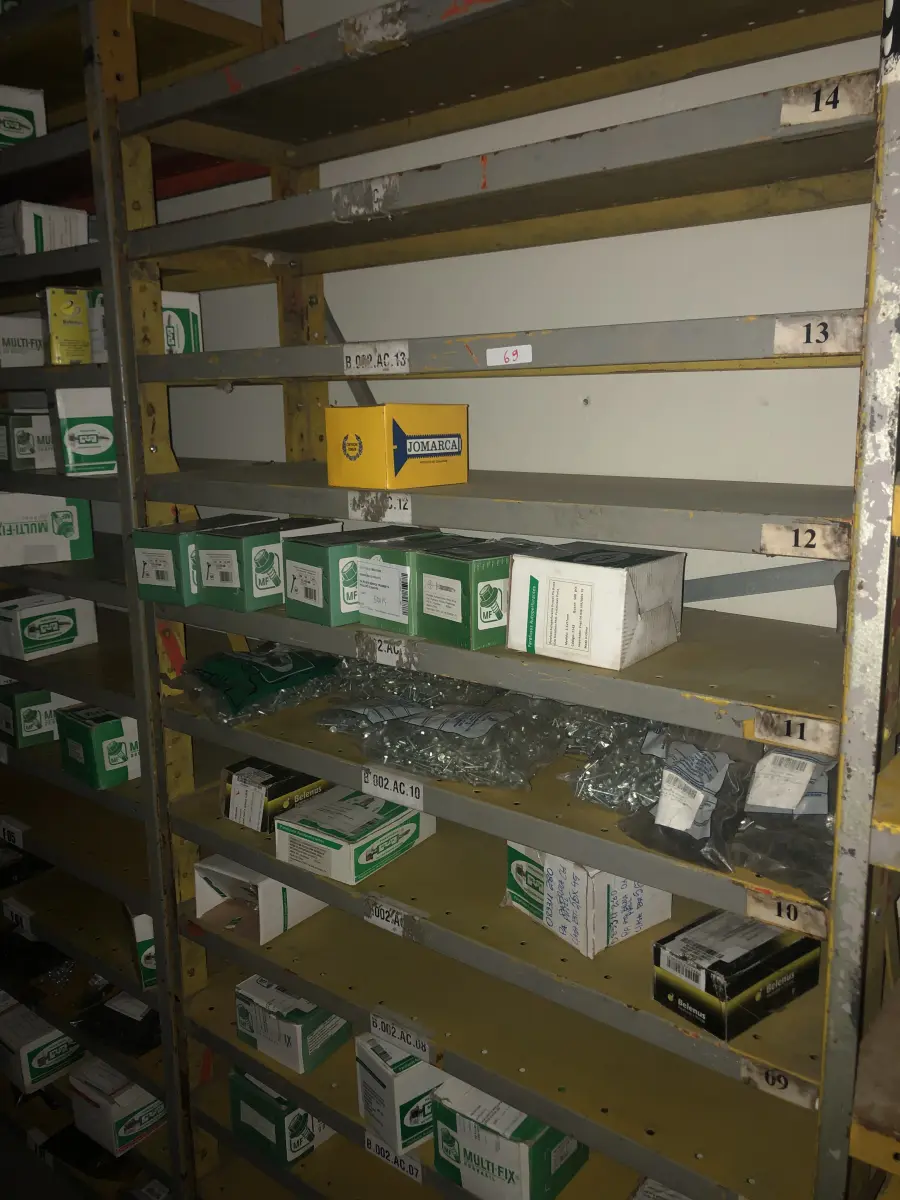 LOTE 069 - Lote com 3 prateleiras e parafusos de diversos modelos 