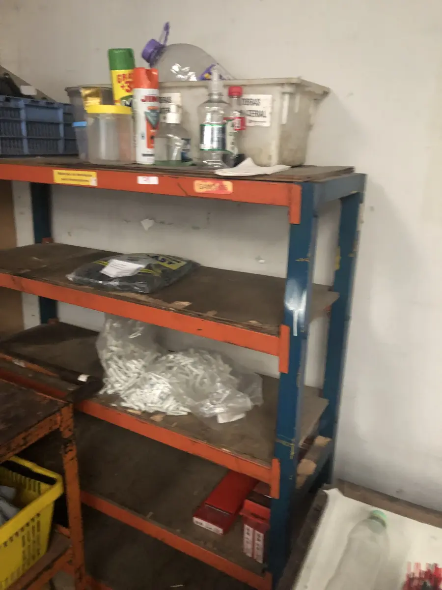 LOTE 078 - Lote com 2 prateleiras com parafusos, 2 carrinhos de com parafusos e prateleira 