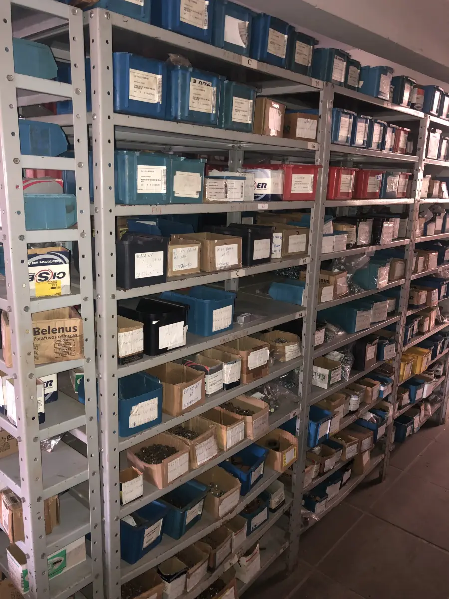 LOTE 065 - Lote com 7 prateleiras e diversos parafuos e arruelas e porcas 