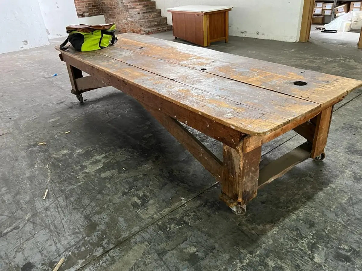 LOTE 011 - um carrinho mesa de madeira para transportar couro e amostras