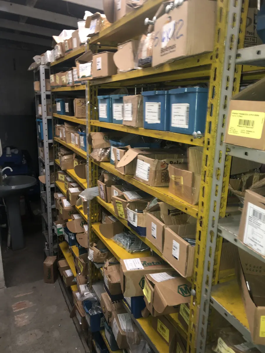 LOTE 074 - Lote com 12 prateleiras e parafusos de diversos modelos 