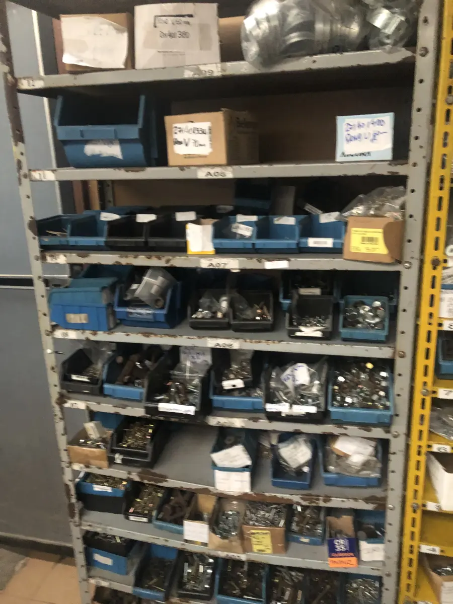 LOTE 078 - Lote com 2 prateleiras com parafusos, 2 carrinhos de com parafusos e prateleira 