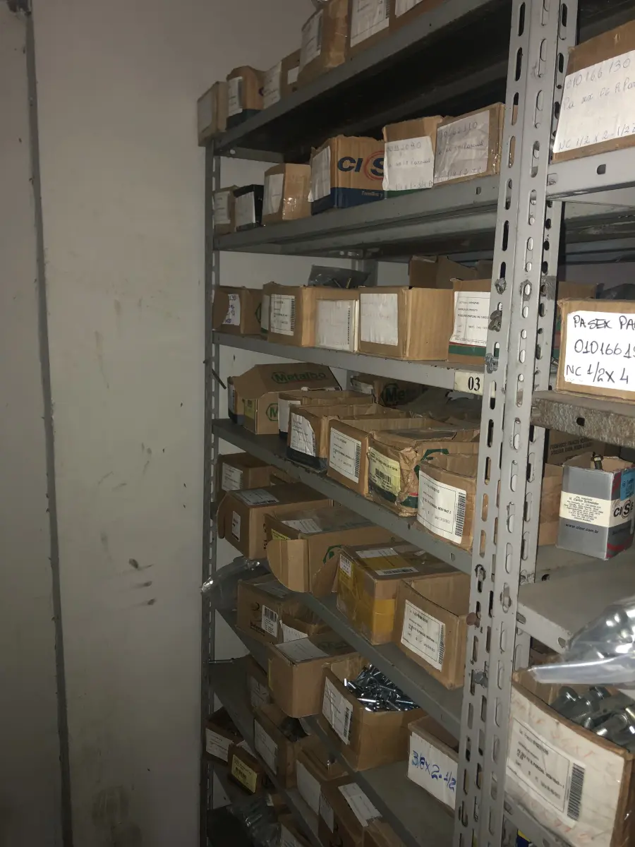 LOTE 067 - Lote com 7 prateleiras e diversos parafuos e arruelas e porcas 