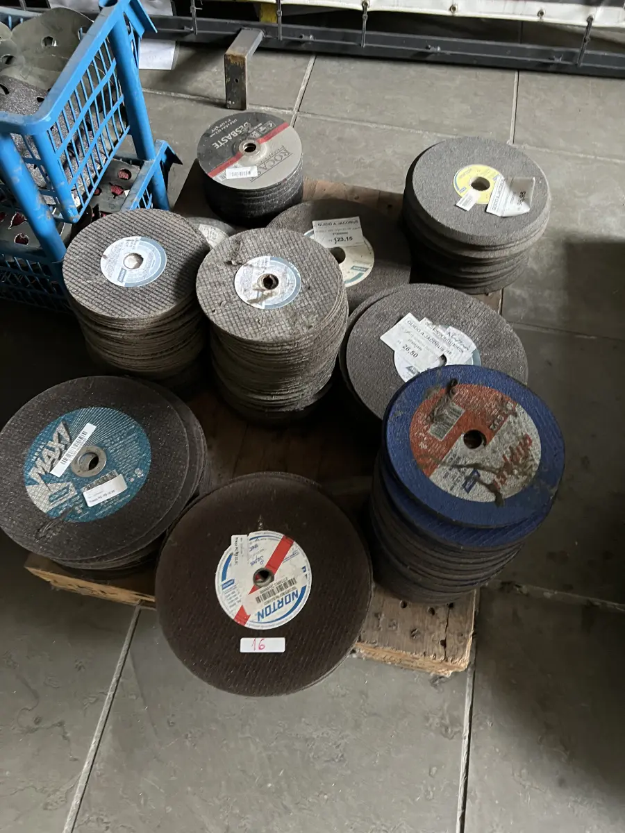 LOTE 016 - Lote com discos de corte/desbaste, lixas,