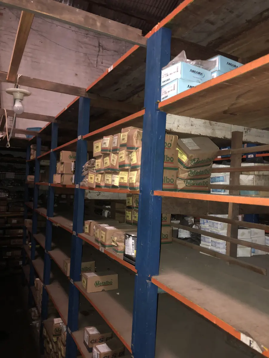 LOTE 001 - Lote grande com prateleiras de madeiras com parafusos, porcas, barras de ferro com rosca, pregos, chapinhas de fixação