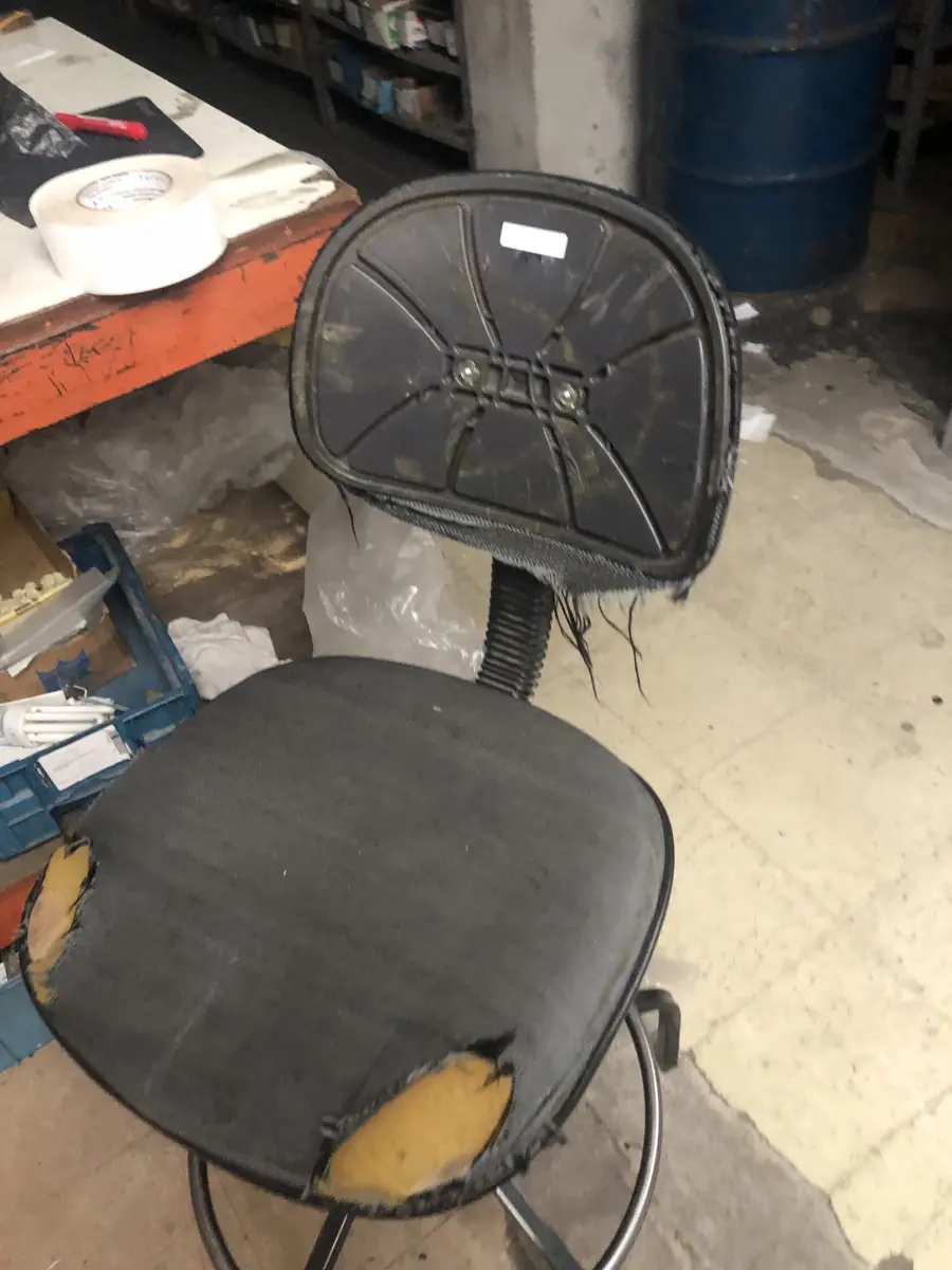 LOTE 077 - Lote com 2 mesas, 2 cadeiras altas,  