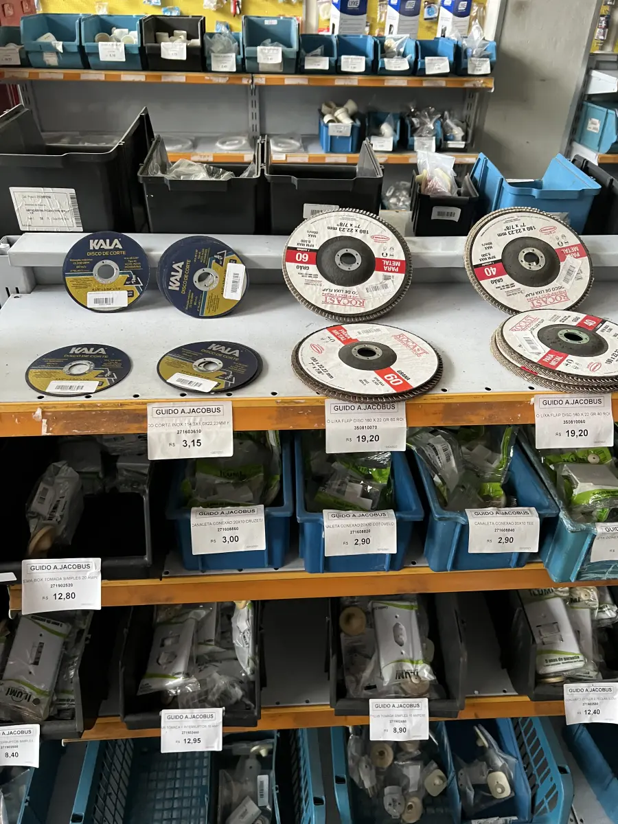 LOTE 025 - Lote com base para lampada, tomadas, T, tomada box, roscas, canaletas, interruptores, discos de corte, discos lixa, 