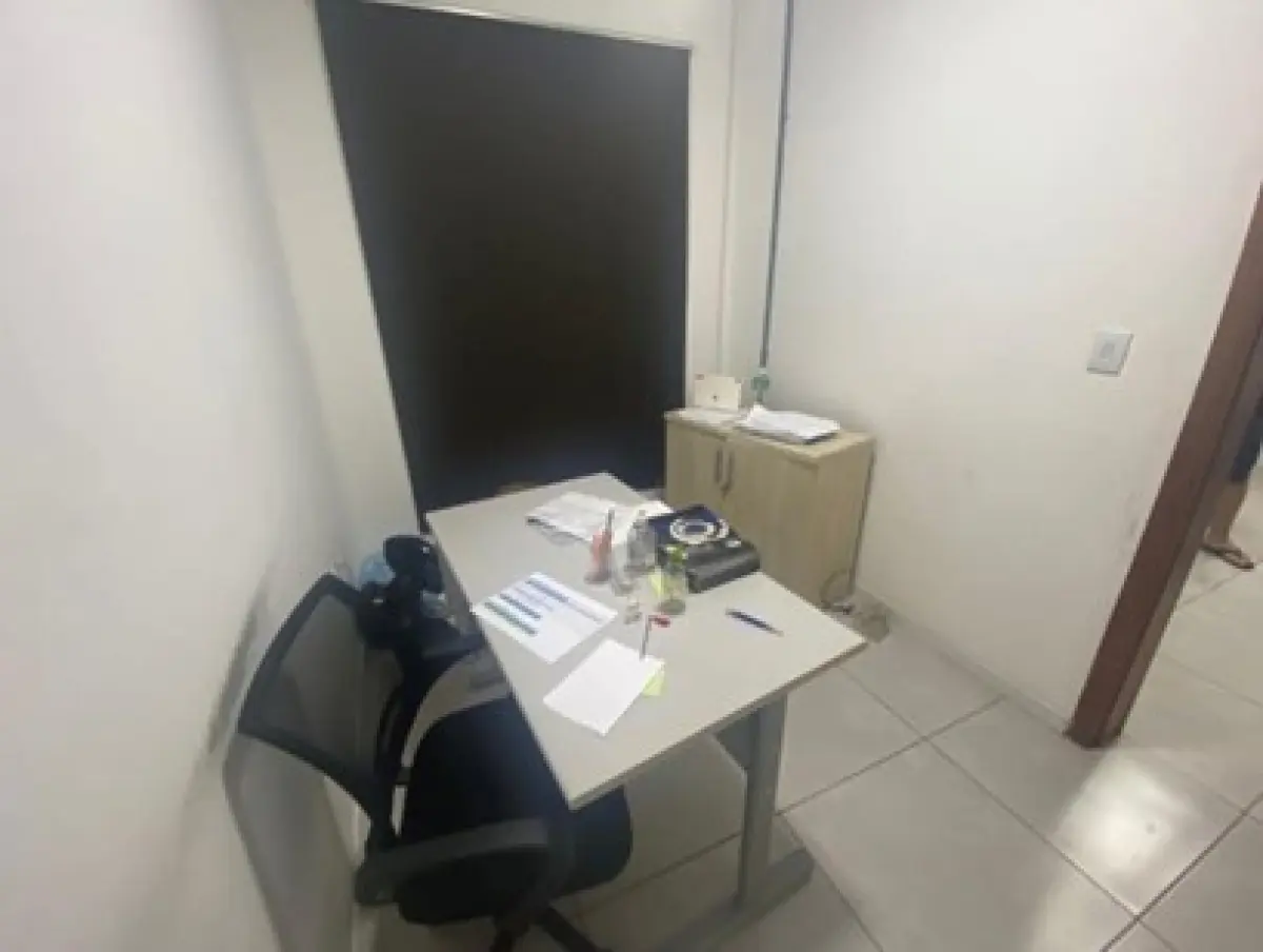 LOTE 010 - 1 mesa de escritório