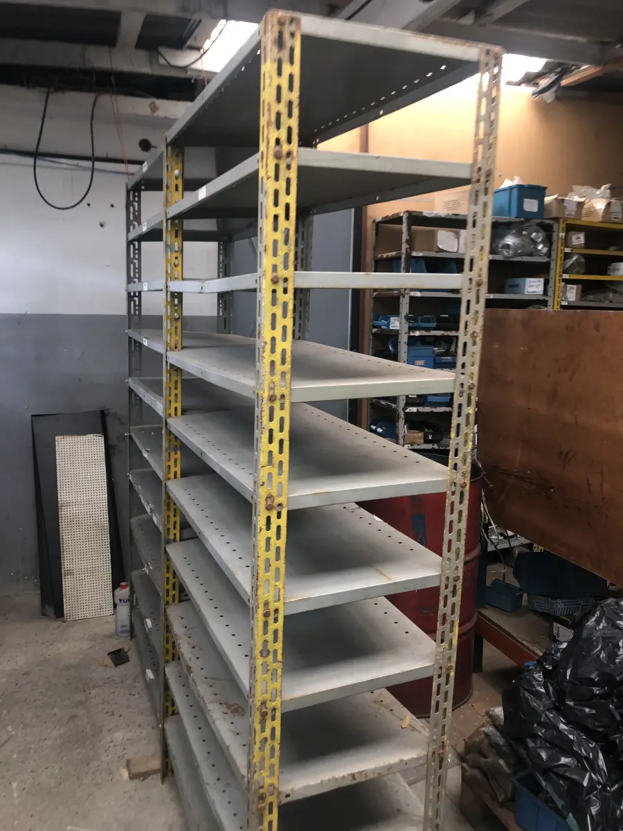 LOTE 076 - Lote com 5 prateleiras e poucos parafusos e caixas de parafusos 