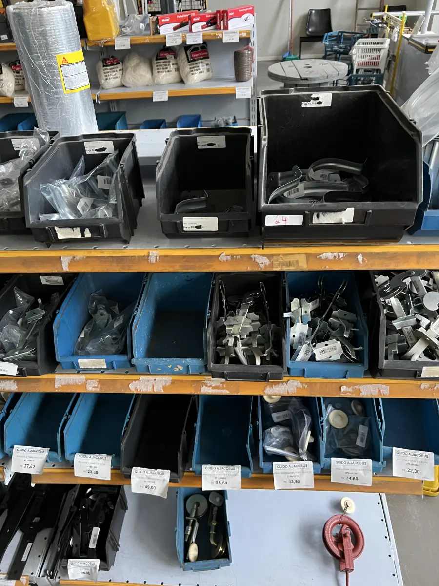 LOTE 024 - Lote com dobradiças, roldanas, mão francesa, puxadores 