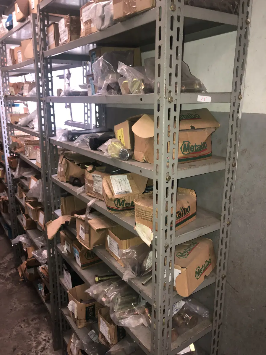 LOTE 075 - Lote com 7 prateleiras e diversos parafuos e arruelas e porcas, prateleira com barra de ferro com rosca e caixas com parafusos