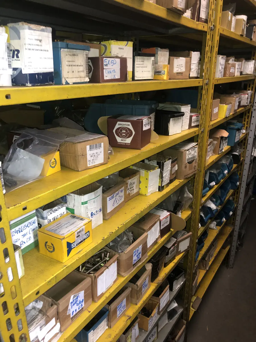 LOTE 074 - Lote com 12 prateleiras e parafusos de diversos modelos 