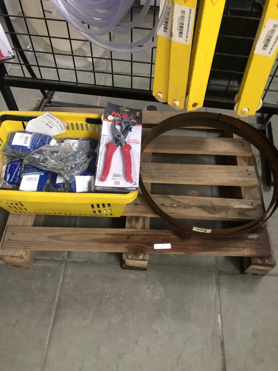 LOTE 009 - Lote com  trincha, paquímetro, bandeja para tinta, funil, rolo para pintura, assento sanitário, números, mangueira nível, alicate, serra, pregos