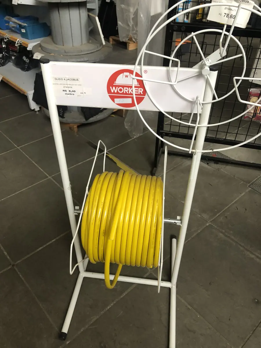 LOTE 010 - Rolo de mangueira amarela 